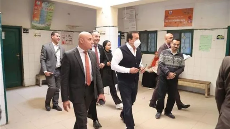 وزير الصحة يوجه بإقالة مدير الرعاية الأساسية بالجيزة وتحويل العاملين بالوحدة الصحية بـ«العطف» للتحقيق
