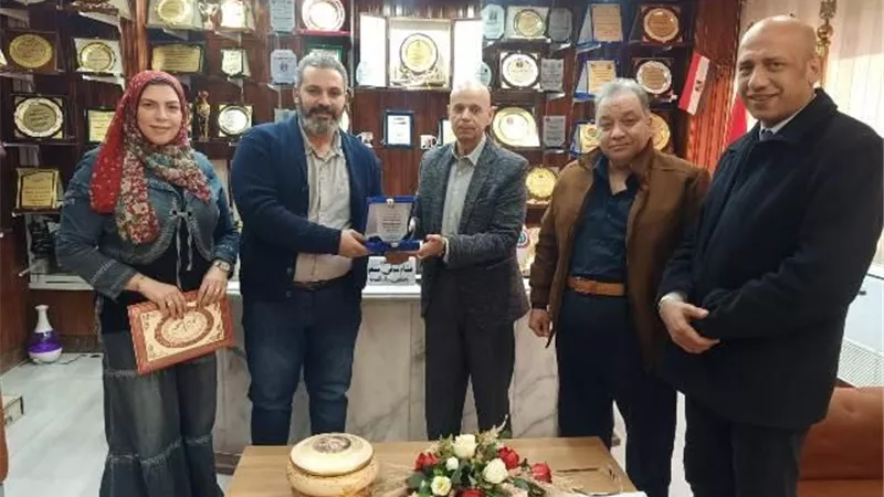 وكيل وزارة الصحة بالشرقية يكرم مدير الزقازيق العام