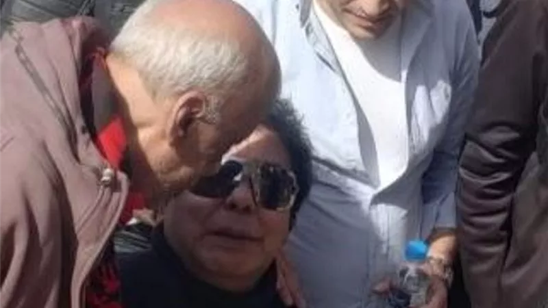 بالصور.. لحظة انهيار محمد منير فى جنازة شقيقته