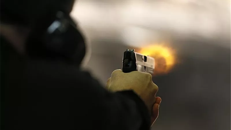 مُلثم ينهى حياة شخص ويصيب آخر في الصف.. وضبط مرتكب الواقعة