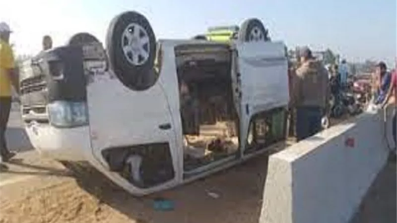 اصابة 16 عاملا باليومية بينهم 4 سيدات وطفلين اثر انقلاب سيارة