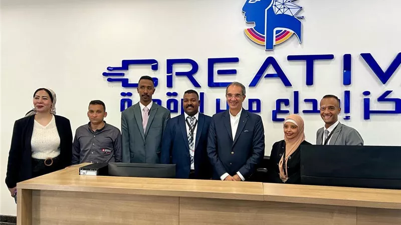 وزير الاتصالات يلتقى شباب مركز إبداع مصر الرقمية أسوان