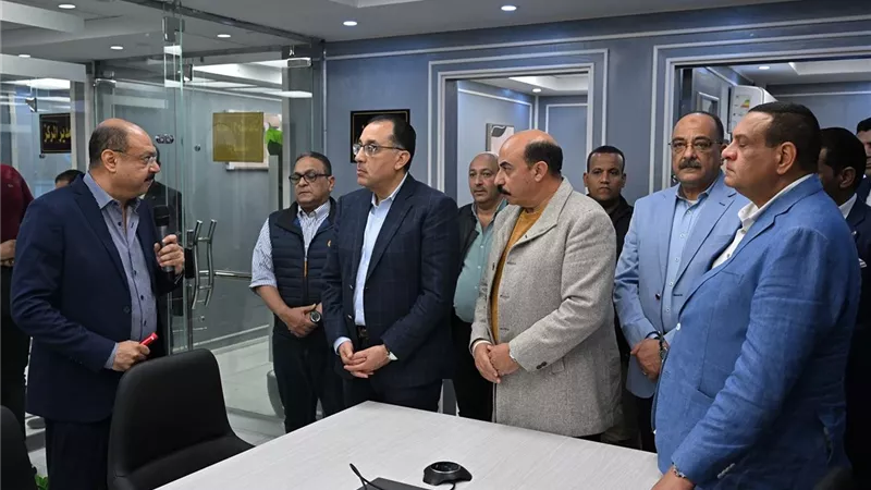 رئيس الوزراء يتفقد مركز السيطرة للشبكة الوطنية للطوارئ بأسوان