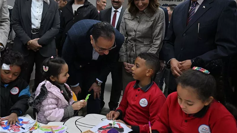 رئيس الوزراء يتفقد مكتبةمصر العامة بأسوان ويشهد عدداً من الأنشطةالفنية