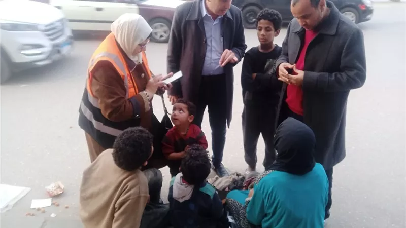 انقاذ سيدة واطفالها الاربعه من التسول بشوارع الدقهلية