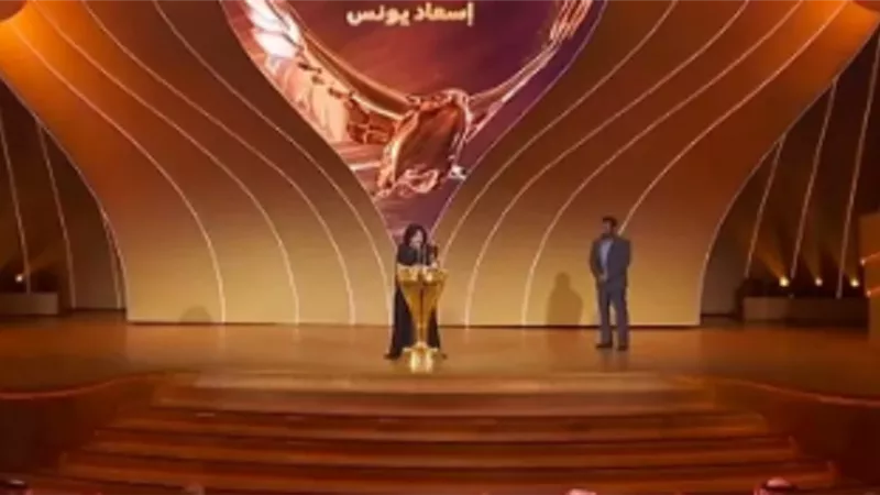 سليمان خان يسلم جائزة انجاز مدى الحياى لـ اسعاد يونس