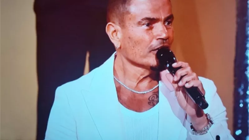 بحلق وسلسله ووشم.. عمرو دياب يختتم حفل جوائز Joy Awards