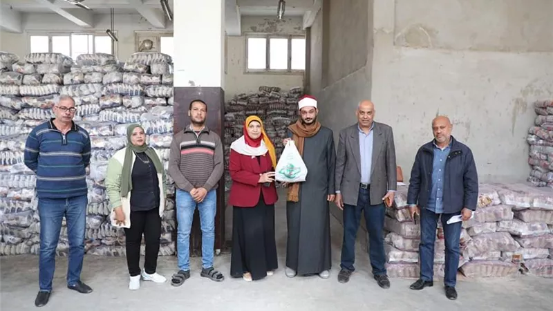 توزيع2000شنطة مواد غذائية علي الأسر الأولي بالرعاية بالبحر الأحمر