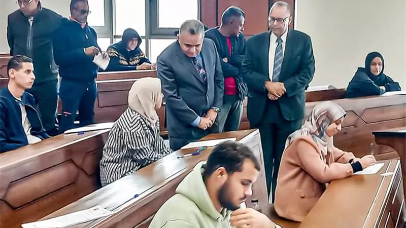 رئيس جامعة السويس يتفقد الامتحانات النظرية بكلية الطب