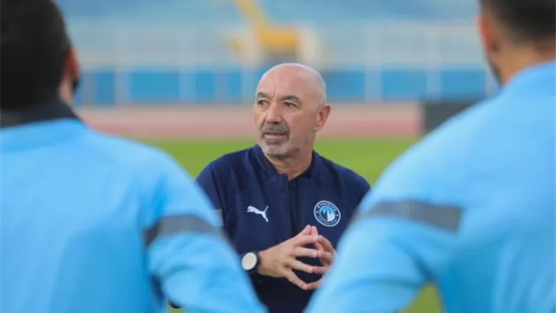 بيراميدز يواصل الضغط على مدرب هولندي لخلافة باتشيكو