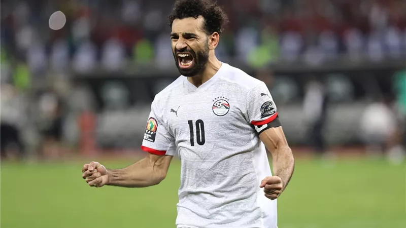 محمد صلاح يغادر صفوف منتخب مصر متجهاً الي لندن