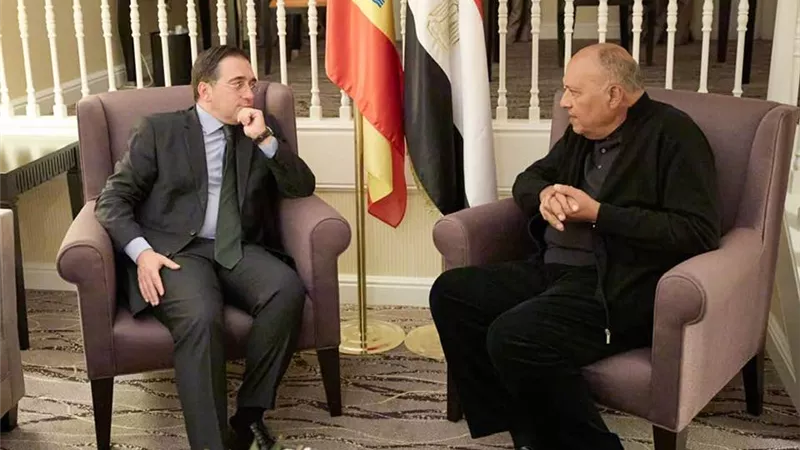 وزير الخارجية يبحث مع نظيره الإسباني وقف إطلاق النار في غزة