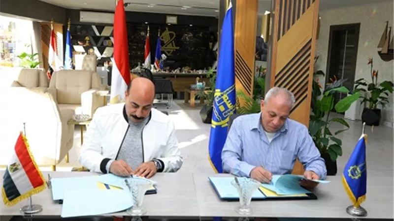 محافظ أسوان يوقع عقد مشاركة مع هيئة تنمية الصعيد