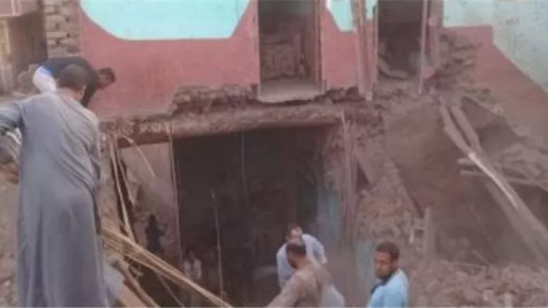 إصابة 3 فى انهيار جزئى لمنزل من طابقين جنوب الأقصر