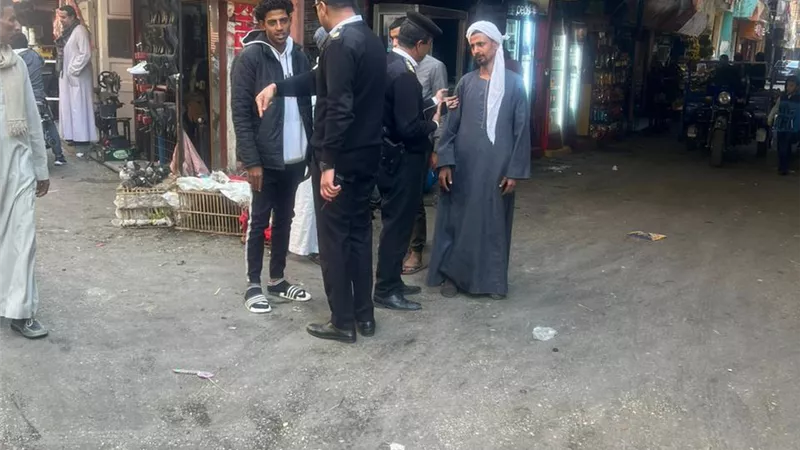 90 محضر وإزالة إدارية فى حملة مرافق بشوارع مدينة الأقصر