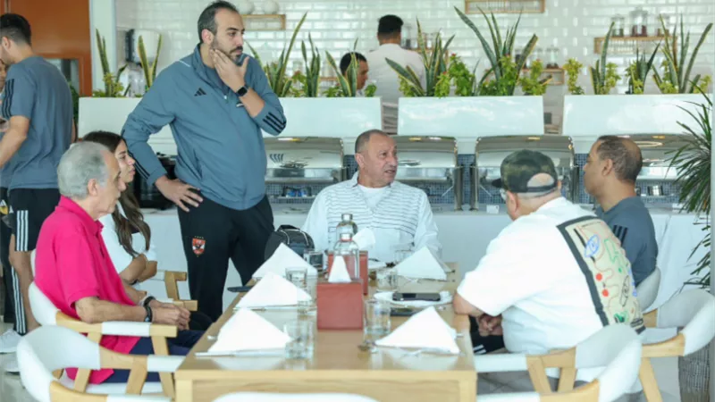 الخطيب يزور معسكر الأهلي بالإمارات