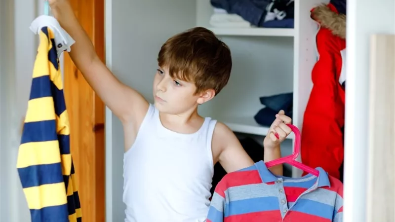 8 نصائح تساعد طفلك على ارتداء ملابسه بنفسه..تعرف عليها
