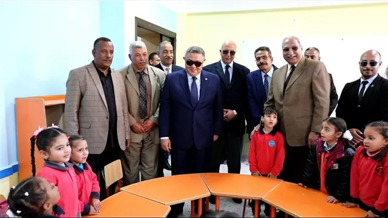 محافظ البحر الأحمر يفتتح مدرستين للتعليم الاساسي ويضع حجر الاساس