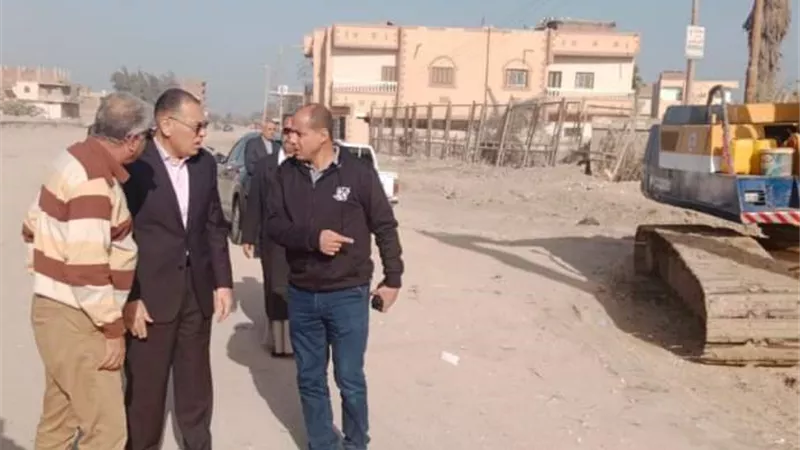 محافظ الشرقية يتفقد أعمال رصف طريق فاقوس أبو شلبي