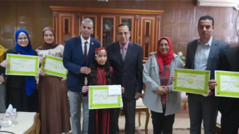 محافظ شمال سيناء يكرم العاملين في المدرسة الفكرية بالعريش