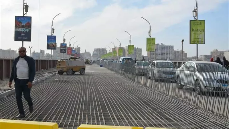 محافظ سوهاج يتفقد أعمال الصيانة بكوبري أخميم
