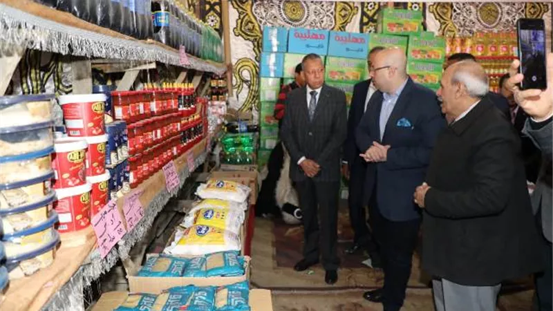 محافظ بني سويف يفتتح معرض 