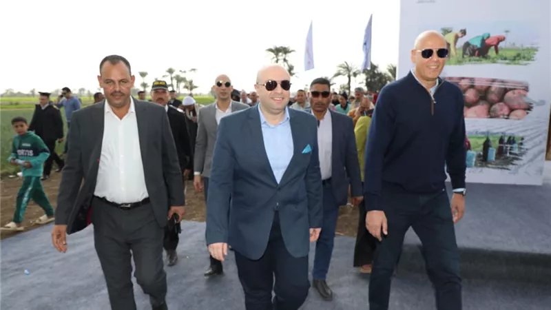 الاحتفال بموسم حصاد بطاطس مشروع 