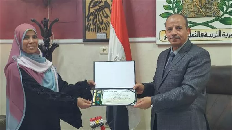 وكيل تعليم الأقصر يكرم معلمة متميزة برياض الأطفال بإدارة اسنا