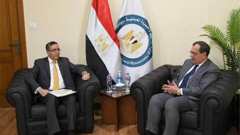 الملا يبحث مع السفير الهندى تعزيز التعاون في البترول والغاز