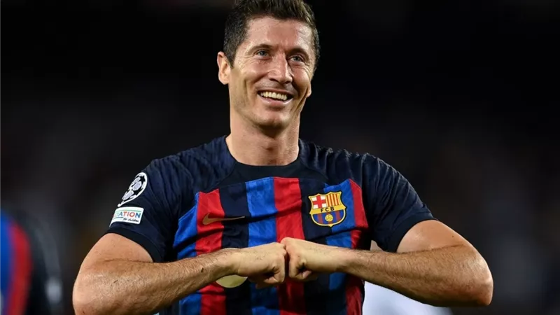 برشلونة يلقى الكرة في ملعب ليفاندوفسكي لتحديد مستقبله