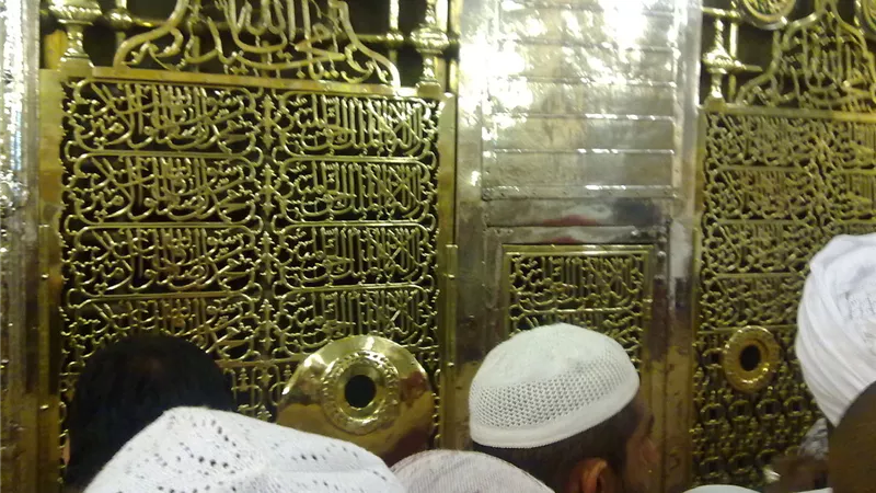 حياة النبي صلى الله عليه وآله وسلم في روضه الشريف