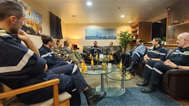 محافظ شمال سيناء يزور الجرحي الفلسطينيين على متن ديكسمود