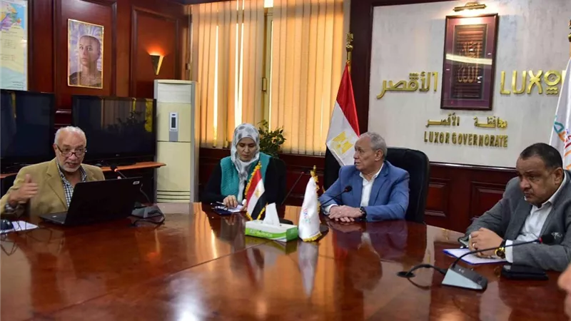 محافظ الأقصر يناقش خطط مشروع شبكة القطار الكهربائى السريع