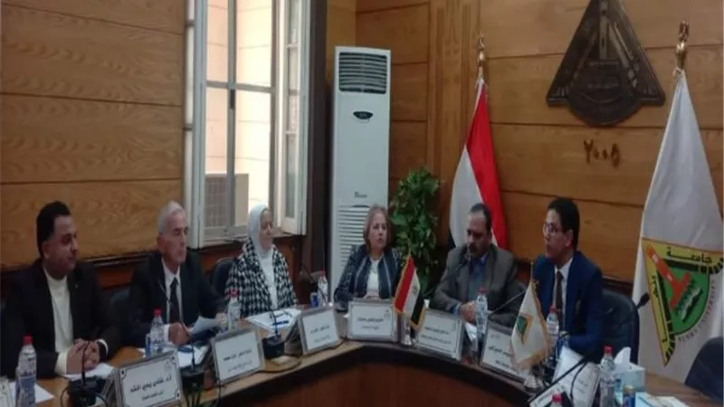 الجيزاوي يناقش وضع السياسة العامة لأنشطة التحول الرقمي بجامعة بنها