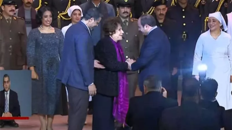 الرئيس السيسي يصعد المسرح لمصافحة 