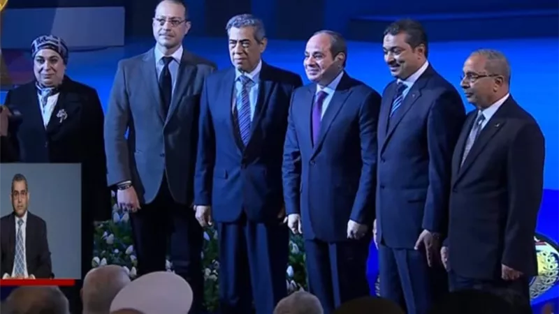 الرئيس السيسي يتوسط صورة تذكارية مع أسر شهداء رجال الشرطة