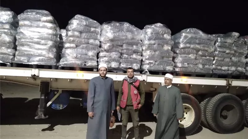بالصور: تسليم ٢٠ طن سلع غذائية من الأوقاف المصرية لأهالي غزة