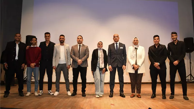رئيس جامعة عين شمس يكرم الطلاب بمهرجان ختام الأنشطة الطلابية