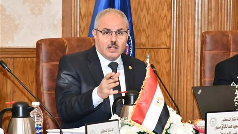رئيس جامعة القناة يعتمد لائحة الدراسات العليا للكلية الصينية