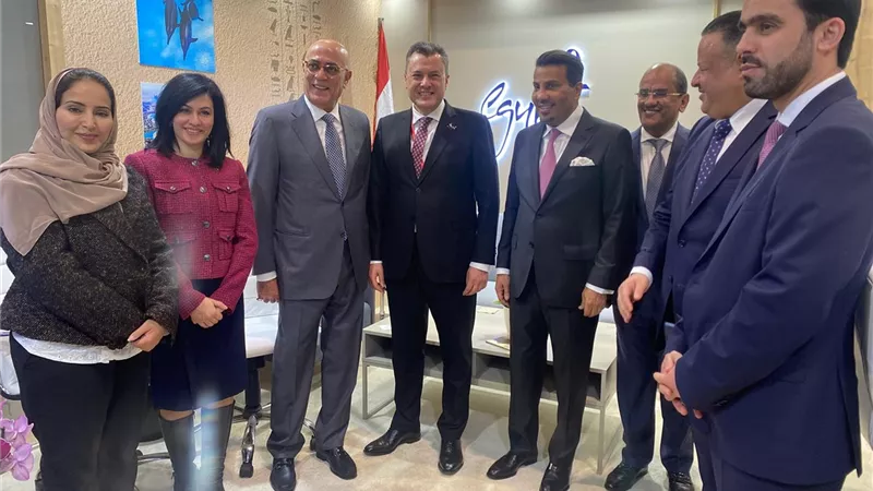 وزير السياحة مجموعة من من السفراء العرب المعتمدين في إسبانيا