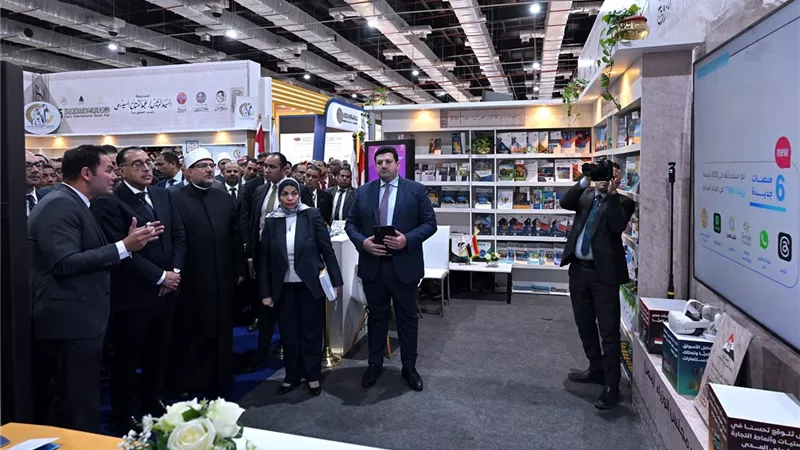 رئيس الوزراءيتفقد جناح مركز المعلومات ودعم اتخاذ القرار بمعرض الكتاب