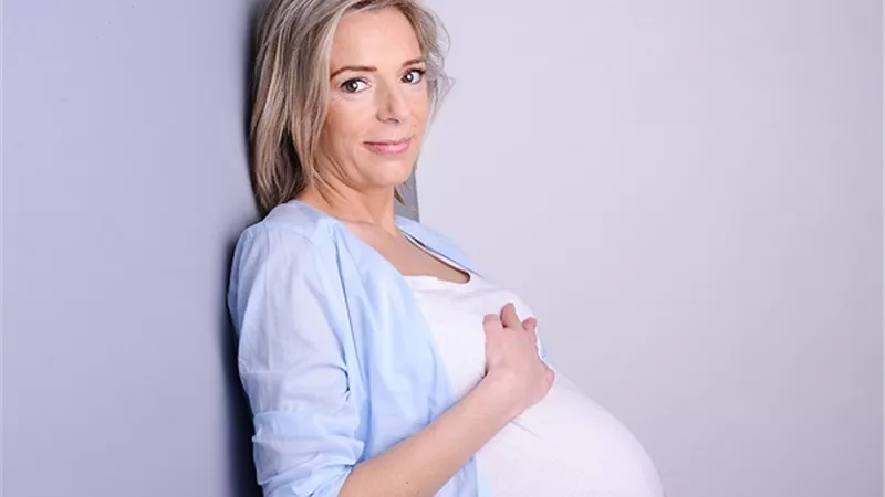 دراسة تكشف عن علاج جديد يساعد على الإنجاب في سن متقدم