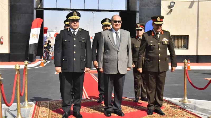 محافظ أسيوط يشارك مدير الأمن في وضع إكليل الزهور على نصب شهداء الشرطة