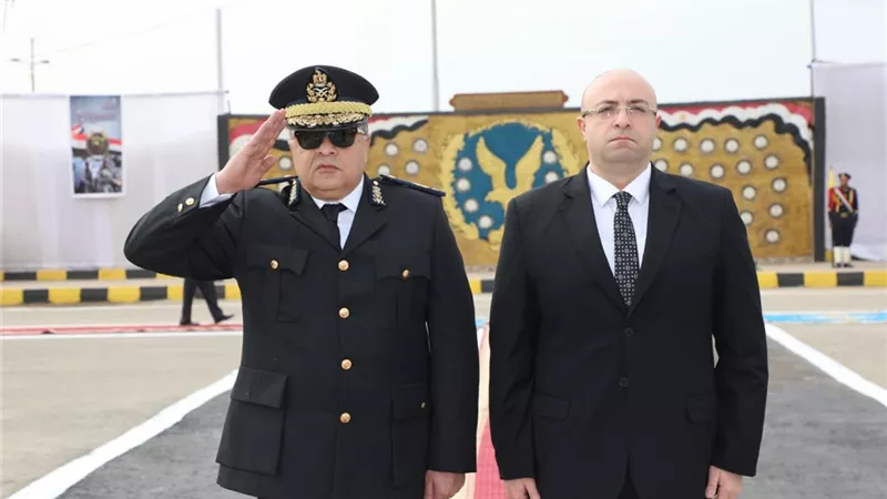 محافظ بني سويف يضع أكليل الزهور على النصب التذكاري لشهداء الشرطة