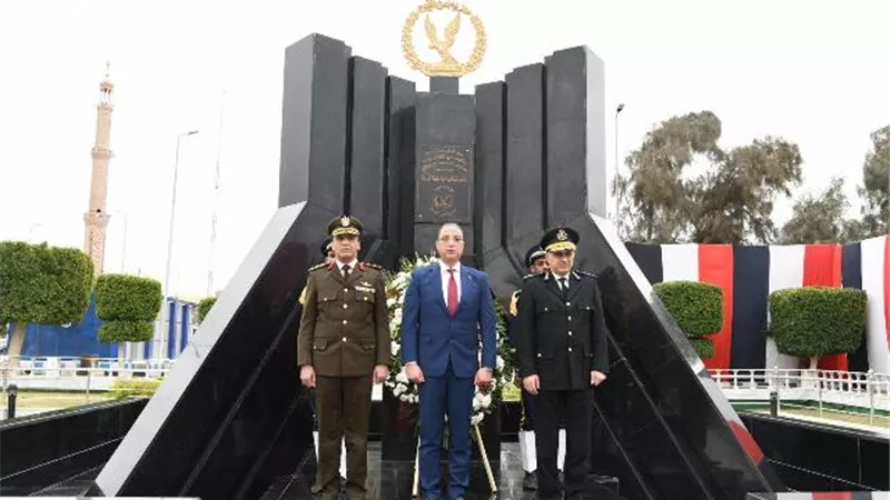 الأنصاري وشريف عامر يضعون إكليلاً من الزهور لشهداء الشرطة