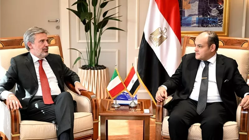 وزير التجارة والصناعة يبحث التعاون مع سفير إيطاليا بالقاهرة