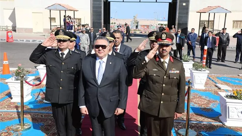 عمرو حنفي يضع إكليل الزهور على النصب التذكاري لشهداء الشرطة