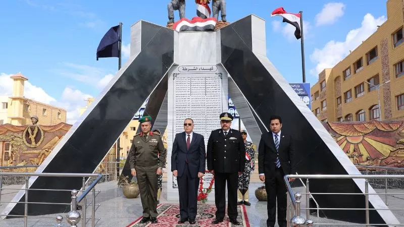 محافظ الشرقية ومدير الأمن يضعان إكليلاً من الزهور لشهداء الشرطة