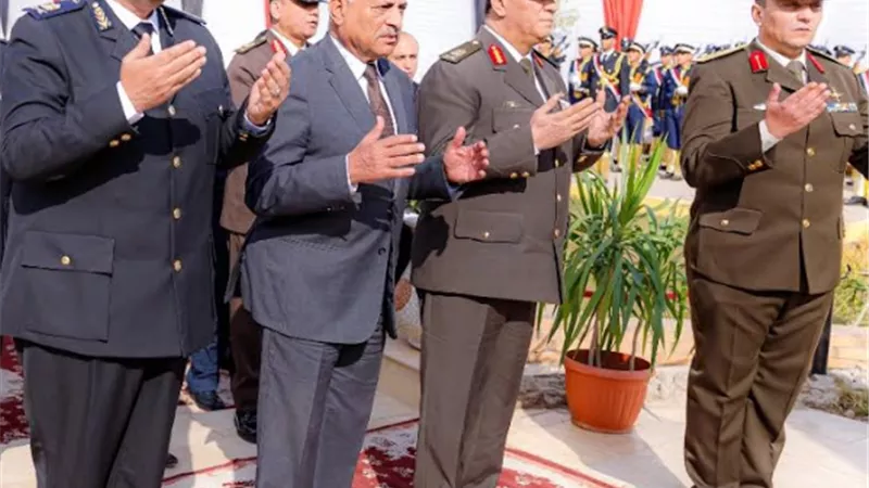 محافظ السويس وقائد الجيش الثالث يضعون أكاليل الزهور