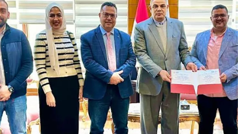رئيس جامعة كفر الشيخ يسلم شهادة اعتماد معمل الميكروبيولوجيا الاكل